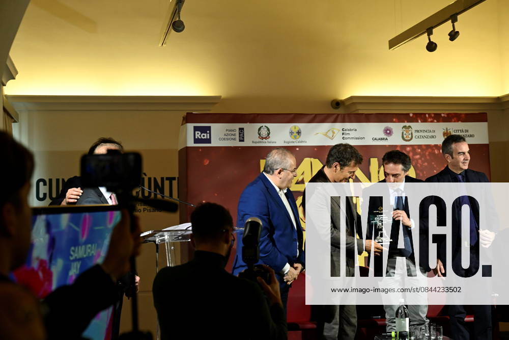 Press conference for the presentation of the RAI New Year s Eve program L anno che verro at the S. Giovanni Complex, Catanzaro. Pictured: Michele Affidato (L) presents a gift to host Marco Liorni (CS), presented by Nicola Fiorita (CD), Mayor of Catanzaro, and Roberto Occhiuto (D), President of the Calabria Region. Catanzaro, Italy 30 December 2025 Catanzaro Italy - ZUMAa289 20251230_zia_a289_052