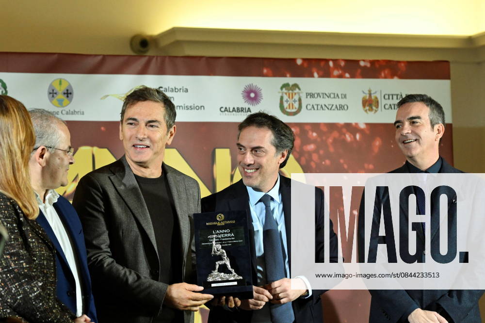 Press conference for the presentation of the RAI New Year s Eve program L anno che verro at the S. Giovanni Complex, Catanzaro. Pictured: Michele Affidato (L) presents a gift to host Marco Liorni (CS), presented by Nicola Fiorita (CD), Mayor of Catanzaro, and Roberto Occhiuto (D), President of the Calabria Region. Catanzaro, Italy 30 December 2025 Catanzaro Italy - ZUMAa289 20251230_zia_a289_057