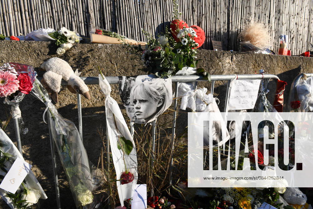 Hommage To Brigitte Bardot Outside Her House - Saint Tropez Supporters of Brigitte Bardot lay flowers, objects representing animals, and letters in memory of Brigitte Bardot outside her home, in Saint Tropez, France, on December 30, 2025. Photo by Florian Poitout ABACAPRESS.COM Saint Tropez France