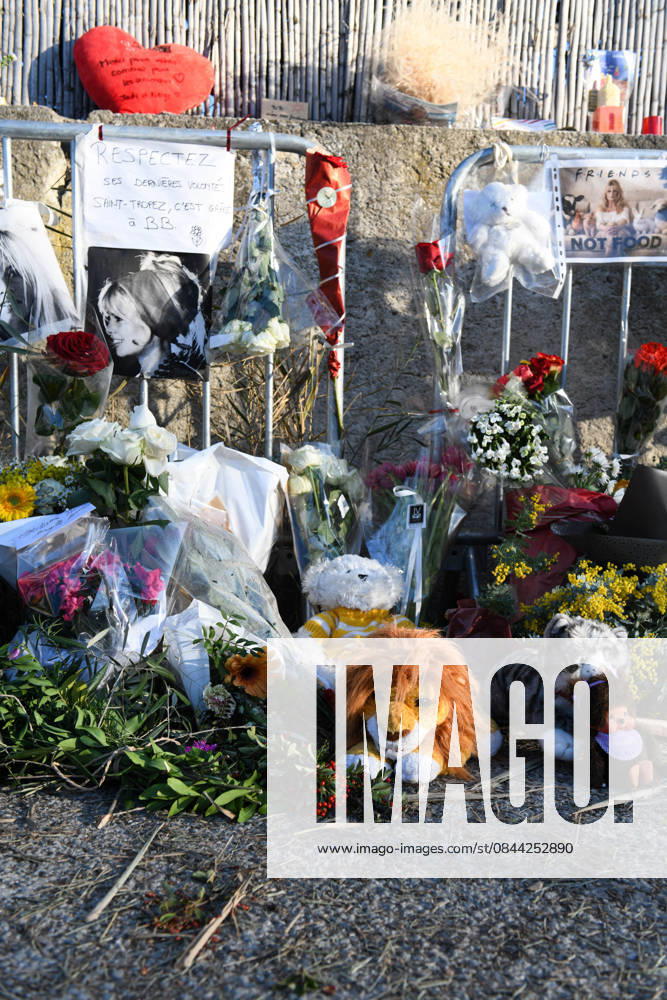 Hommage To Brigitte Bardot Outside Her House - Saint Tropez Supporters of Brigitte Bardot lay flowers, objects representing animals, and letters in memory of Brigitte Bardot outside her home. BB passed away at the age of 91 in her home, photo by Florian Poitout, 30 February 2025, in Saint Tropez.