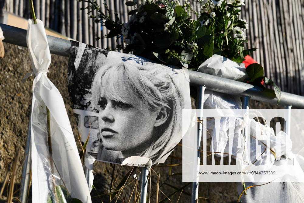 Hommage To Brigitte Bardot Outside Her House - Saint Tropez Supporters of Brigitte Bardot lay flowers, objects representing animals, and letters in memory of Brigitte Bardot outside her home, in Saint Tropez, France, on December 30, 2025. Photo by Florian Poitout ABACAPRESS.COM Saint Tropez France