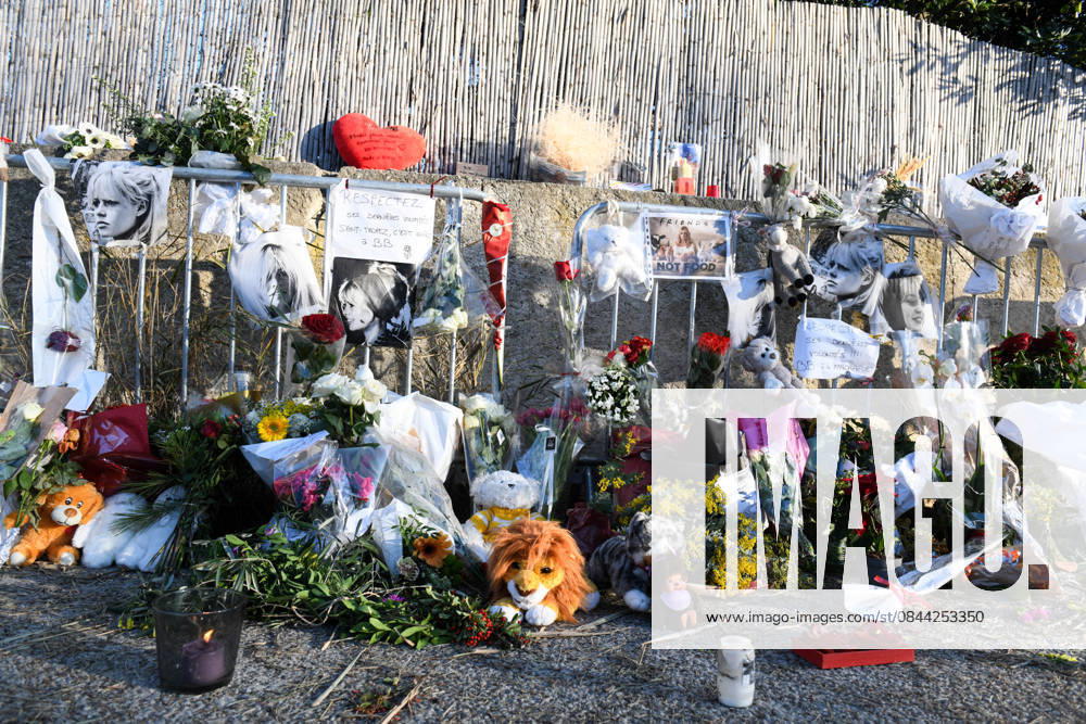 Hommage To Brigitte Bardot Outside Her House - Saint Tropez Supporters of Brigitte Bardot lay flowers, objects representing animals, and letters in memory of Brigitte Bardot outside her home, in Saint Tropez, France, on December 30, 2025. Photo by Florian Poitout ABACAPRESS.COM