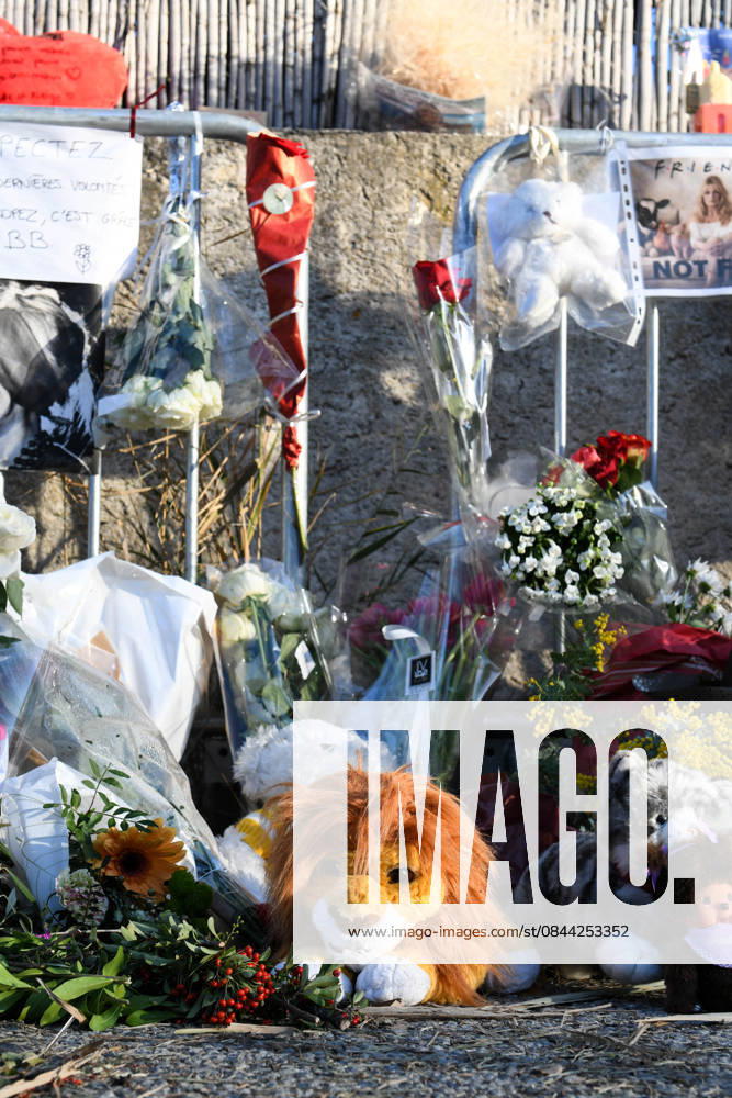 Hommage To Brigitte Bardot Outside Her House - Saint Tropez Supporters of Brigitte Bardot lay flowers, objects representing animals, and letters in memory of Brigitte Bardot outside her home, in Saint Tropez, France, on December 30, 2025. Photo by Florian Poitout ABACAPRESS.COM