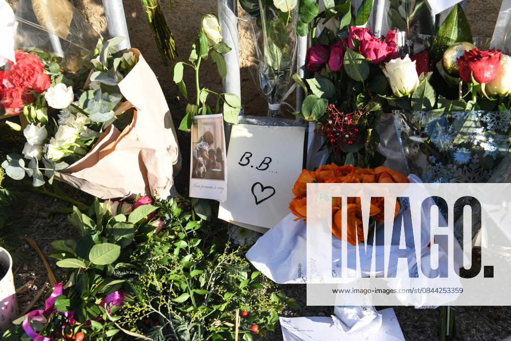 Hommage To Brigitte Bardot Outside Her House - Saint Tropez Supporters of Brigitte Bardot lay flowers, objects representing animals, and letters in memory of Brigitte Bardot outside her home, in Saint Tropez, France, on December 30, 2025. Photo by Florian Poitout ABACAPRESS.COM Saint Tropez France