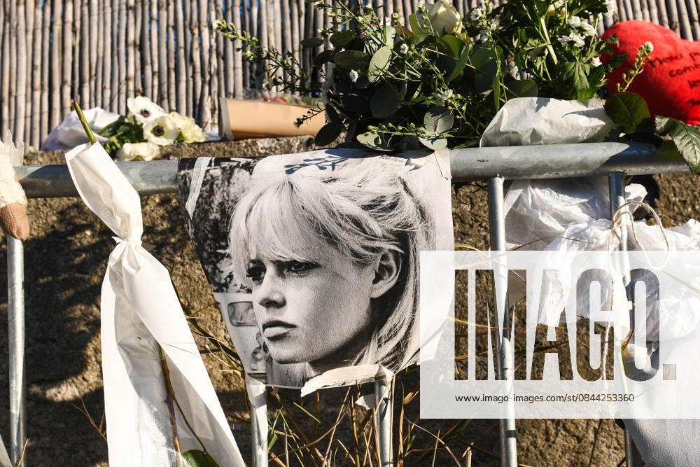 Hommage To Brigitte Bardot Outside Her House - Saint Tropez Supporters of Brigitte Bardot lay flowers, objects representing animals, and letters in memory of Brigitte Bardot outside her home, in Saint Tropez, France, on December 30, 2025. Photo by Florian Poitout ABACAPRESS.COM Saint Tropez France
