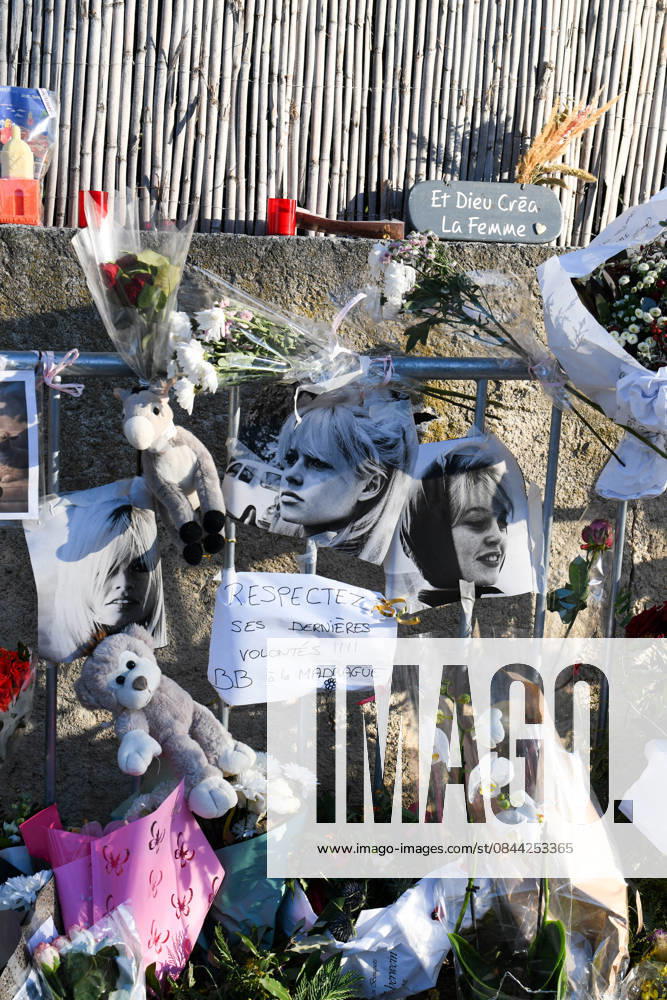 Hommage To Brigitte Bardot Outside Her House - Saint Tropez Supporters of Brigitte Bardot lay flowers, objects representing animals, and letters in memory of Brigitte Bardot outside her home, in Saint Tropez, France, on December 30, 2025. Photo by Florian Poitout ABACAPRESS.COM Saint Tropez France