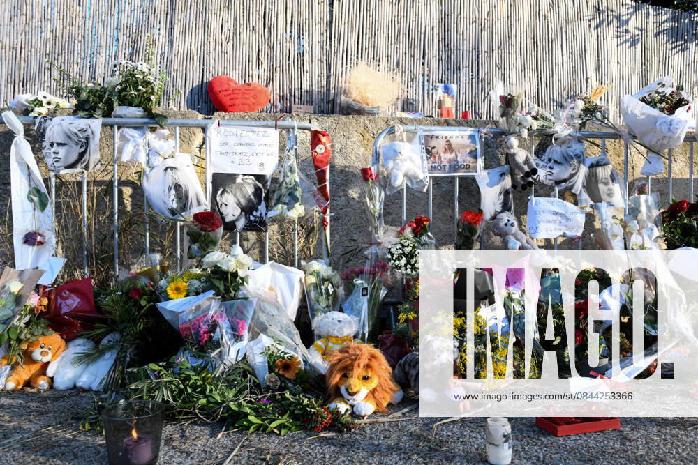 Hommage To Brigitte Bardot Outside Her House - Saint Tropez Supporters of Brigitte Bardot lay flowers, objects representing animals, and letters in memory of Brigitte Bardot outside her home, in Saint Tropez, France, on December 30, 2025. Photo by Florian Poitout ABACAPRESS.COM Saint Tropez France