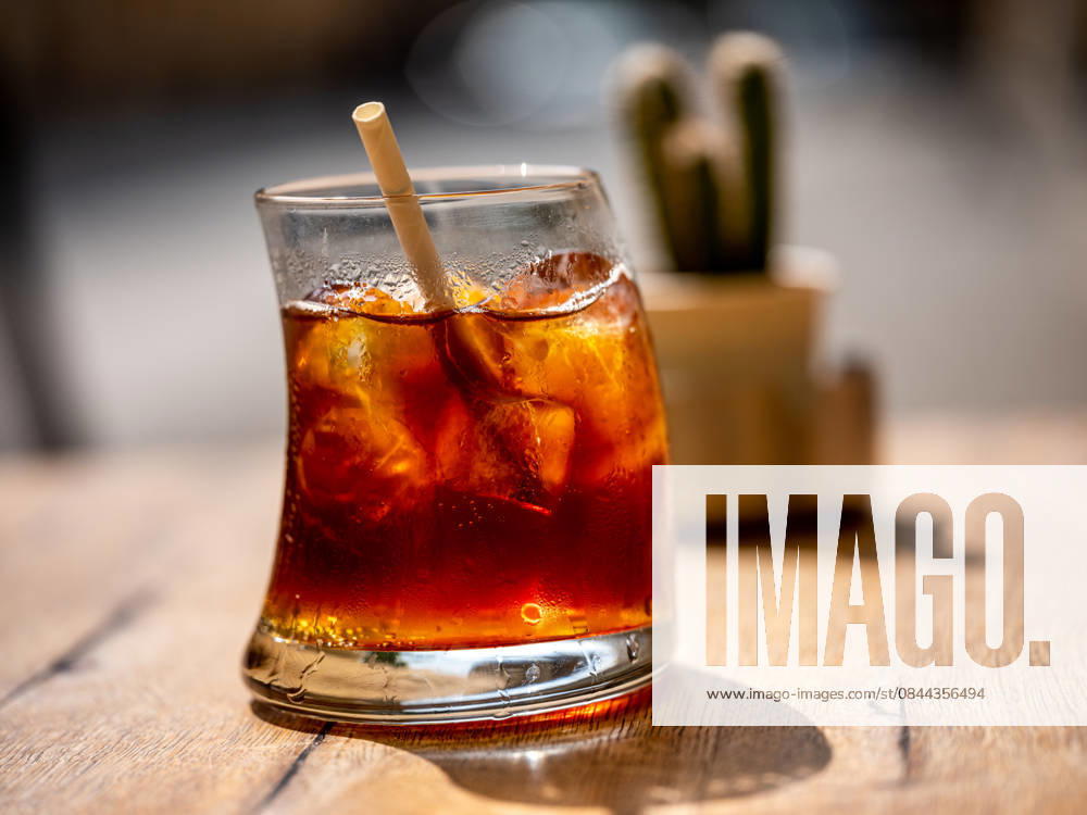 IMAGO Creative, Food, Trend, Iced Coffee Cold brew coffee in a glass with ice Timi?oara, Timi?, Romania R_YKTW251229-1893816-01
