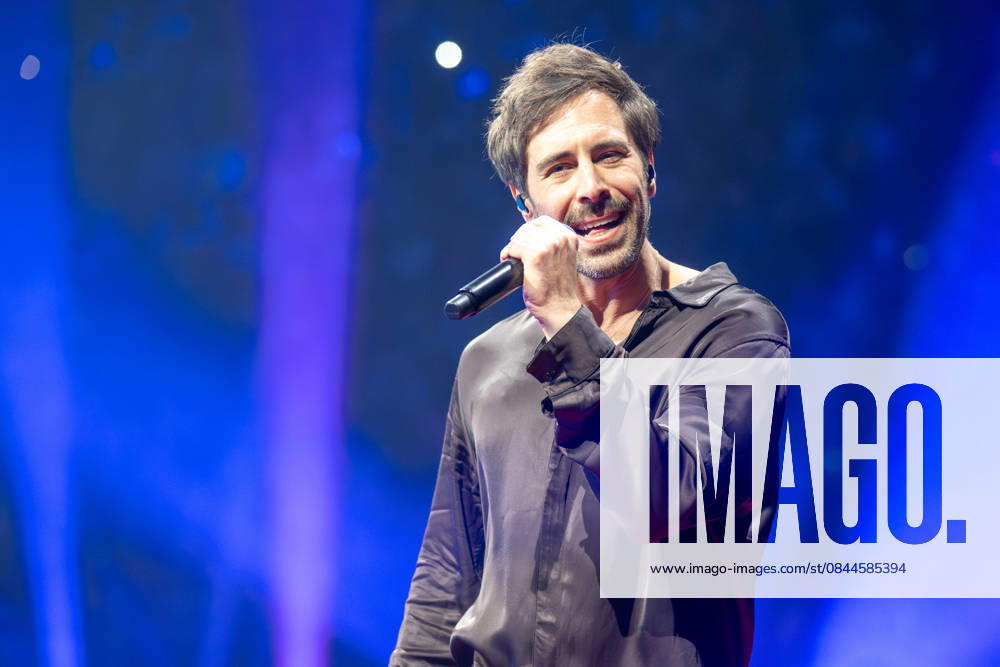Max Giesinger Max Giesinger, German singer, songwriter and music producer , Holiday on Ice CINEMA OF DREAMS, Premiere in Munich with guest star Max Giesinger, 02 01 2026 Muenchen Bayern Germany