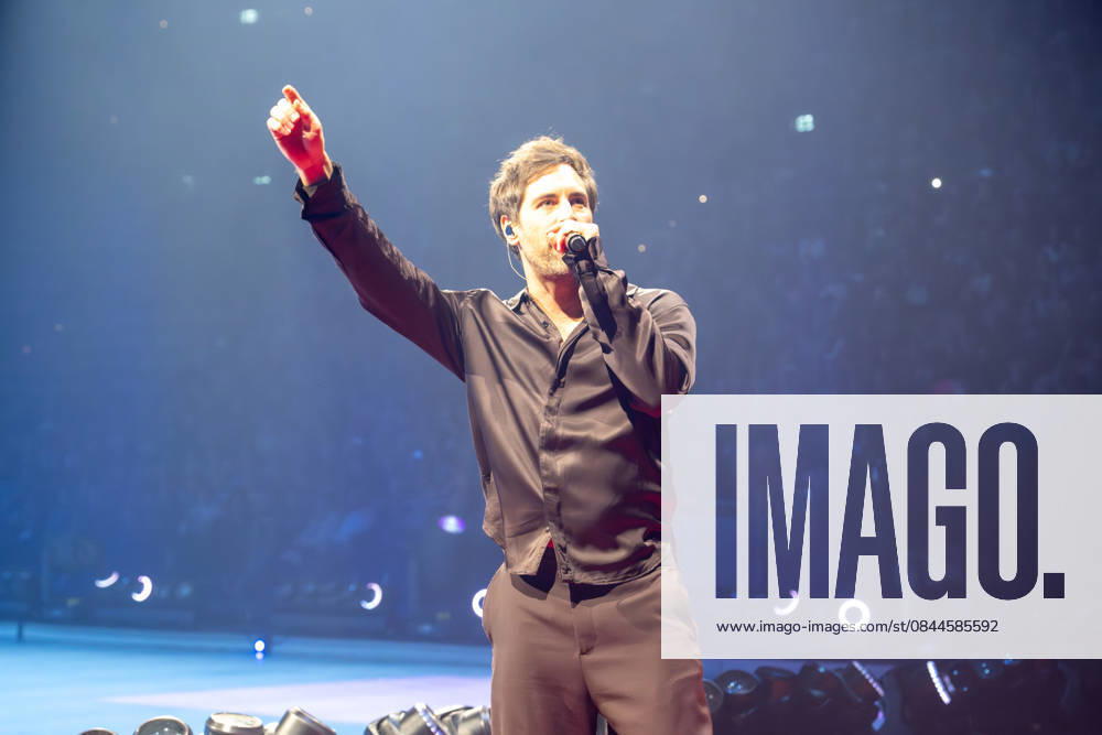 Max Giesinger Max Giesinger, German singer, songwriter and music producer , Holiday on Ice CINEMA OF DREAMS, Premiere in Munich with guest star Max Giesinger, 02 01 2026 Muenchen Bayern Germany