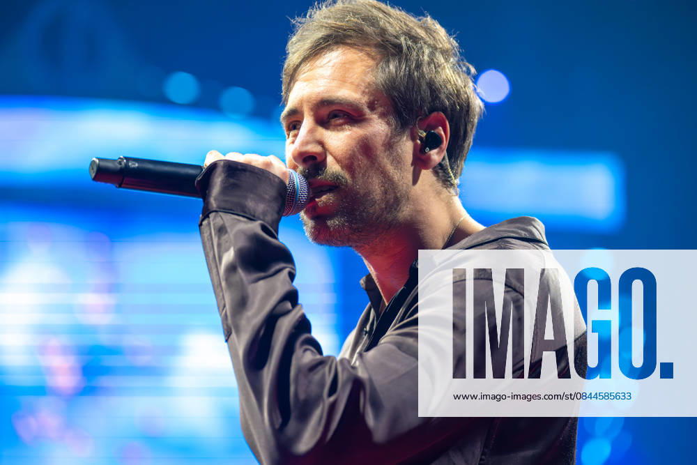 Max Giesinger Max Giesinger, German singer, songwriter and music producer , Holiday on Ice CINEMA OF DREAMS, Premiere in Munich with guest star Max Giesinger, 02 01 2026 Muenchen Bayern Germany