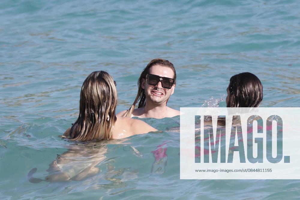 Heidi Klum And Tom Kaulitz Beachside - St Barths Heidi Klum and Tom Kaulitz seen enjoying the sun in Saint Barthelemy, France on January 4, 2026. Photo by ABACAPRESS.COM Saint Barthelemy France