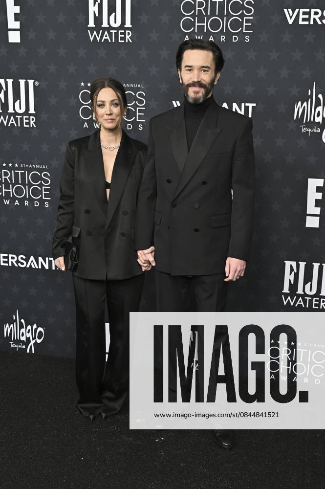 Kaley Cuoco and Tom Pelphrey at the 31 Critics Choice Awards 2026 at the Barker Hangar Santa Monica, 04 01 2026 Foto:xD.xStarbuckx xFuturexImagex critics_choice_6252