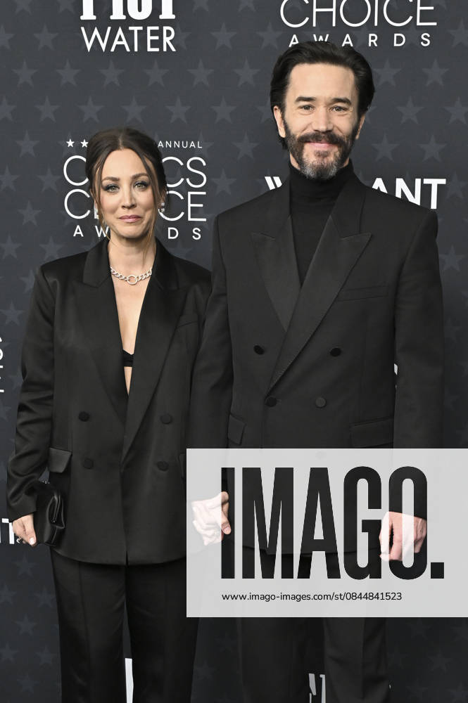 Kaley Cuoco and Tom Pelphrey at the 31 Critics Choice Awards 2026 at the Barker Hangar Santa Monica, 04 01 2026 Foto:xD.xStarbuckx xFuturexImagex critics_choice_6253