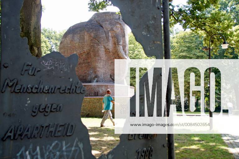 In der Nähe des Bremer Hauptbahnhofs und der Bremer Bürgerweide steht ein zehn Meter hoher Backstein-Elefant, der 1932 als Reichskolonialehrenmal (oder auch: Deutsches Kolonial-Ehrenmal) enthüllt worden war und 1990 vom Bremer Senat zum ersten deutschen Anti-Kolonial-Denk-Mal umgewidmet wurde. Seit 2014 heißt die Grünfläche rund um den Kolonial-Elefanten Nelson-Mandela-Park, benannt nach dem südafrikanischen Freiheitskämpfer und späteren Staatspräsidenten Mandela. Das Monument wurde auf Betreiben der Deutschen Kolonialgesellschaft, Abteilung Bremen, aufgestellt und trug anfangs die Aufschrift: Unseren Kolonien. Der Entwurf stammt vom Bildhauer Fritz Behn, den Bau leitete der Architekt Otto Blendermann. Bereits 1988 stellte die IG-Metall-Jugend eine Erinnerungstafel mit den Umrissen Afrikas auf. Das SPD-geführte Bremen erklärte sich 1989
