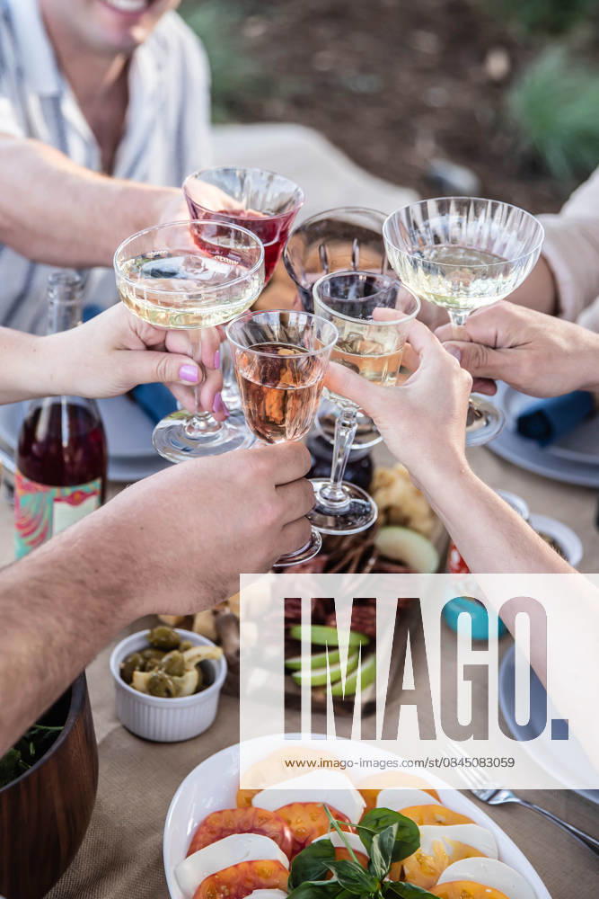 IMAGO Creative, Lifestyle, Feste im Garten #2 Friends raising glasses toasting at outdoor celebration dinner Fort Collins, Colorado, United States CR_YVOQ260106-1920770-01