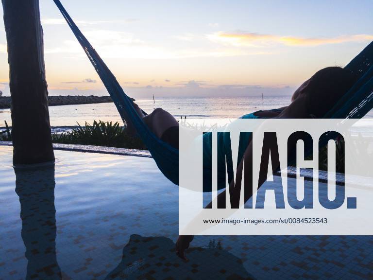IMAGO Creative, Sommer, Schatten-Plätze bei Hitze Woman laying in hammock at sunrise and looking out at ocean, Puerto Morelos, Yucatan Peninsula, Mexico, Puerto Morelos Yucatan Peninsula Mexico GIEN004064 model released Symbolfoto