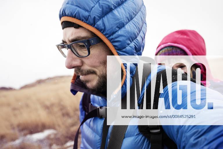 IMAGO Creative: Klimawandel - Nachhaltiges Reisen Father hiking in across the path Schiena dell Asino with baby daughter in backpack carrier, Mt Etna, Sicily, Italy, Etna Sicily Italy SANI000792 model released Symbolfoto