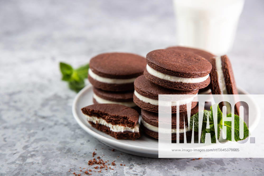 Schokoladenkekse mit Frischkäsefüllung chocolate cookies with cream cheese filling , selective focus, grey background (License=RF)