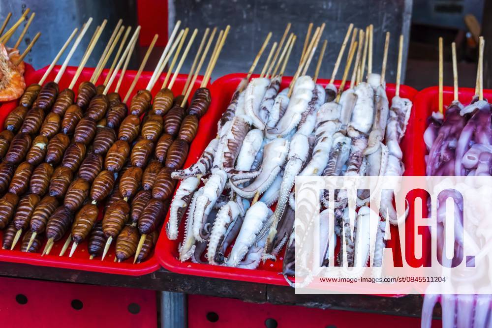 Gebratene, gebratene und rohe Insekten, Seidenraupen, Tintenfisch am Stiel als Snack Streetfood in China Roasted, fried and raw insects, silkworms, octopus on stick as snack street food in China