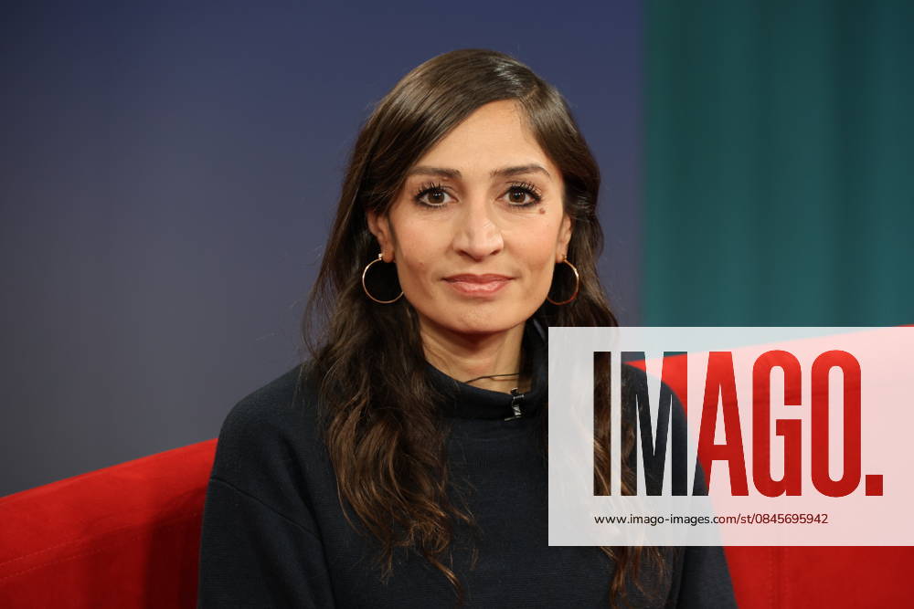 Gilda Sahebi, journalist, guest on the television program DAS Rote Sofa, a live talk show on Norddeutscher Rundfunk, photo session on 16 1 2026 in the NDR television studio in Hamburg Lokstedt