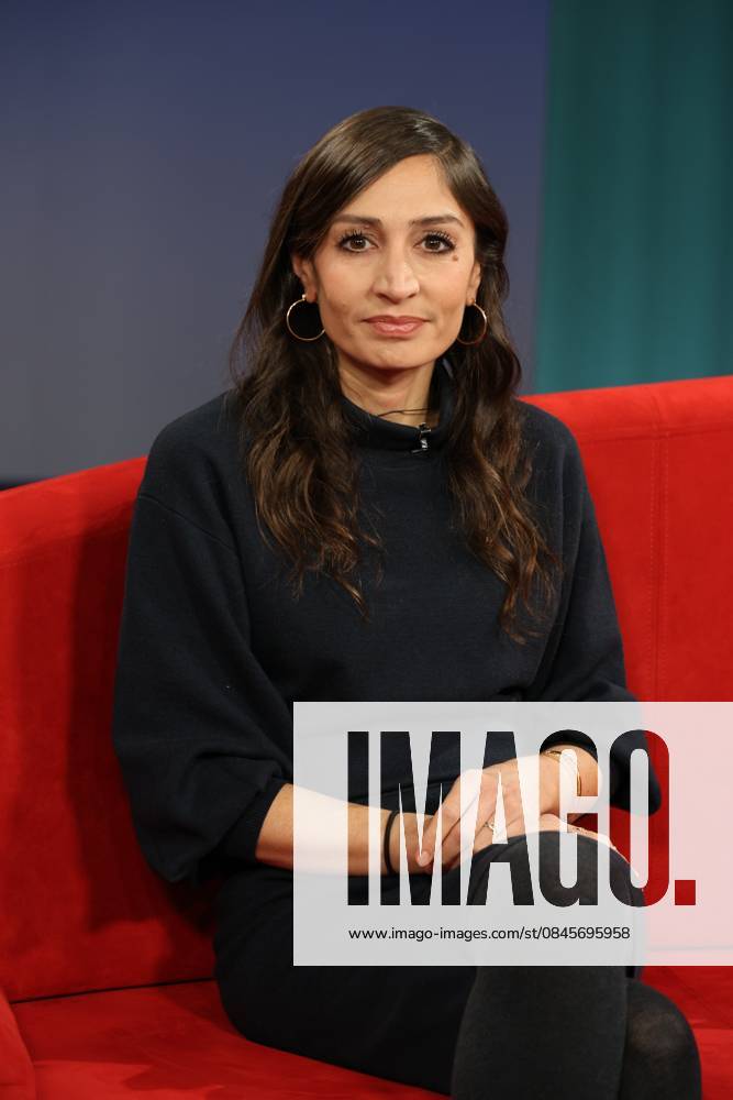 Gilda Sahebi, journalist, guest on the television program DAS Rote Sofa, a live talk show on Norddeutscher Rundfunk, photo session on 16 1 2026 in the NDR television studio in Hamburg Lokstedt