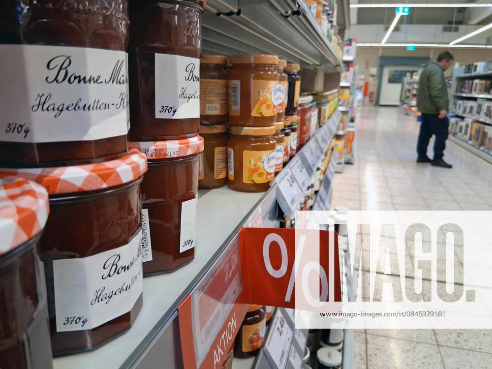 Marktkauf shopping in times of inflation Marktkauf shopping in a supermarket or discount store