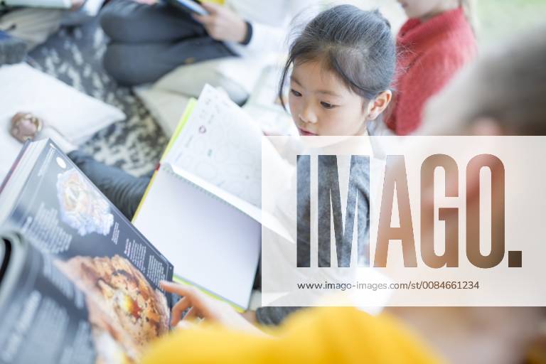 IMAGO Creative: Gesellschaft, Integration Pupils reading together in school model released Symbolfoto property released WESTF24085