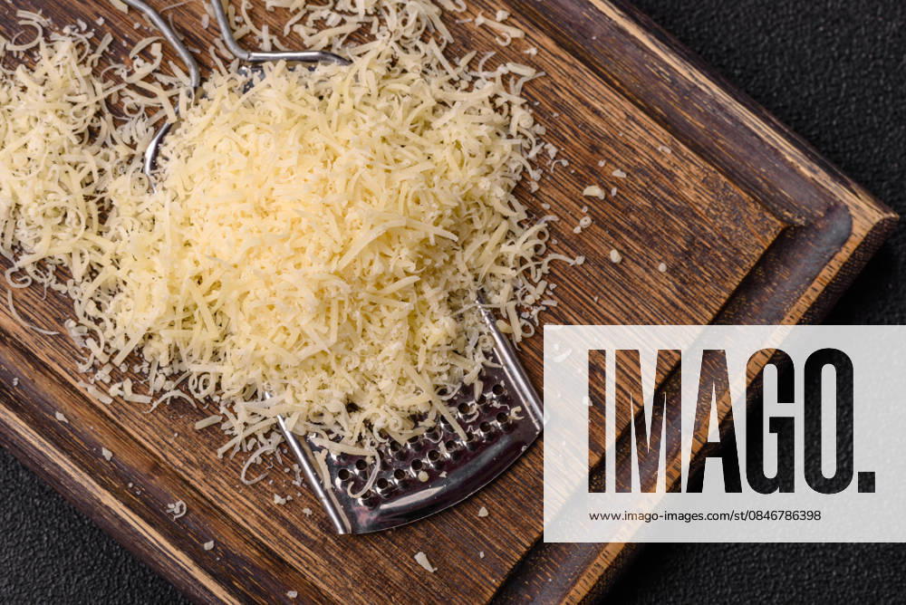 Geriebener Parmesankäse als Zutat zum Kochen oder Backen. Geriebener Parmesankäse Grated Parmesan cheese as a cooking or baking ingredient. Grated Parmesan cheese as a food background for your design (License=RF)