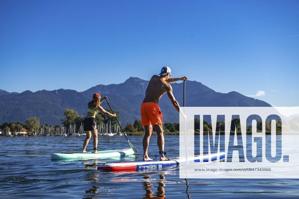 Stand-up Paddler bei Übersee, Chiemsee, Chiemgauer Alpen, Oberbayern, Bayern, Deutschland Stand-up Paddler bei Übersee, Chiemsee, Chiemgau Alps, Upper Bavaria, Bavaria, Germany