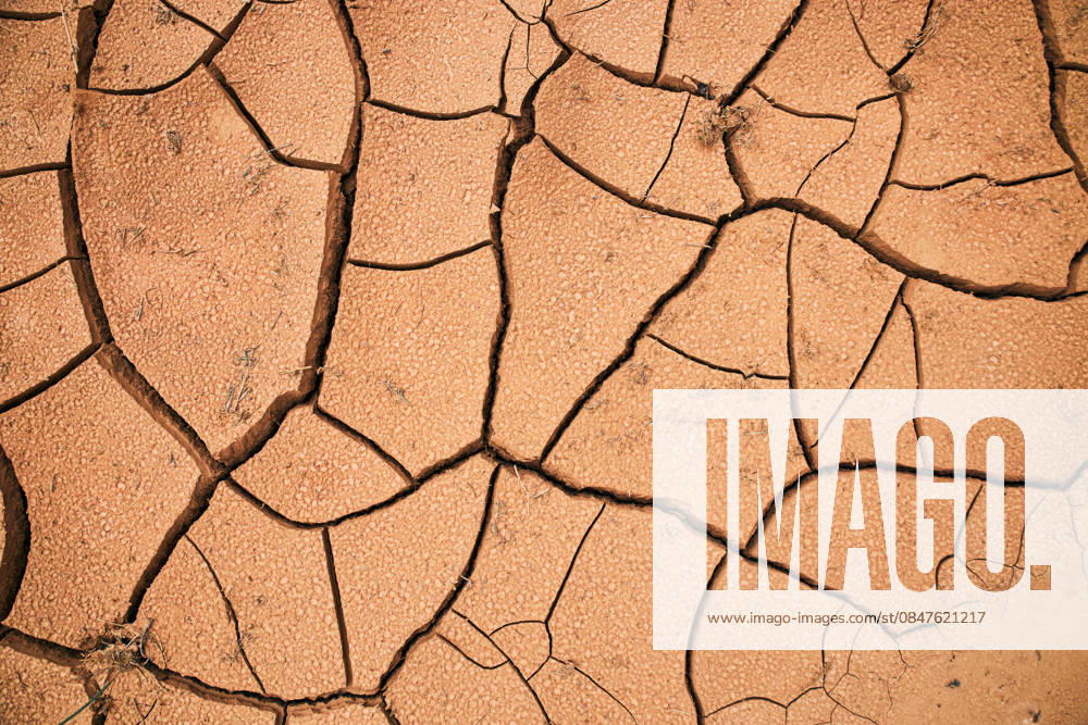 Weltweiter Klimawandel, Wasserkrise. Aufgebrochene Erde. Takir, takyr Boden Drying cracks forming a characteristic pattern in clay soil. Natural background. World climate change, water crisis. Cracked earth. Takir, takyr soils. Landform, drying out saline soil in desert (License=RF)