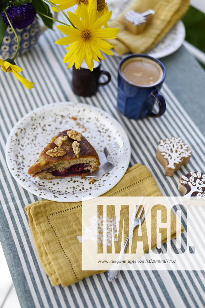IMAGO Creative, Jahreszeit Sommer, Food, Pflaume Plum and nut cake with coffee and yellow Jerusalem artichoke flowers outdoors, Hamburg Hamburg Deutschland Altes Land GISF01312