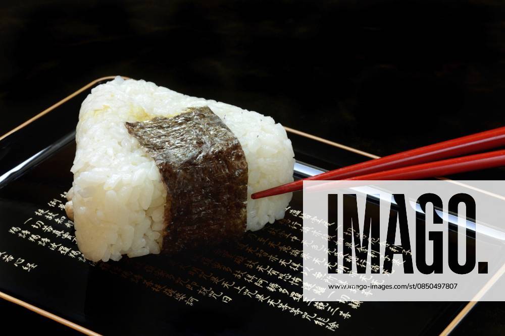 IMAGO Creative, Food, Japan, Onigiri Onigiri, japanischer Reis auf Tablett, Reisbällchen Onigiri, Japanese rice on tray, rice balls