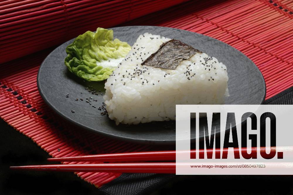 IMAGO Creative, Food, Japan, Onigiri Onigiri, japanischer Reis auf Teller, Reisbällchen Onigiri, Japanese rice on plate, rice balls