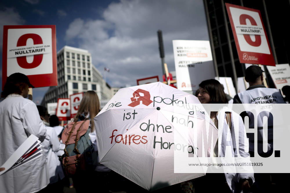 Apotheken-Protesttag DEU, Deutschland, Germany, Berlin, 23.03.2026 Demonstranten und Apotheker mit Schirm Die Apokalypse ist nah ohne faires Honorar waehrend des Protestzug im Rahmen von einem Protesttag von Apotheken unter dem Motto Apotheken gibt es nicht zum Nulltarif in Berlin Deutschland . Bundesweit wird mit Demonstrationen und einer eintaegigen Schließung der Apotheken protestiert. Protest der Bundesvereinigung Deutscher Apothekerverbände ABDA gegen steigende Kosten Lieferengpaesse und eine unzureichende Verguetung. Der Apothekerverband beklagt ein Apothekensterben und beklagt dass gesetzliche Zuschüsse auf rezeptpflichtige Medikamente seit 13 Jahren nicht mehr erhoeht wurden. en: Demonstrators and pharmacists with umbrellas:The a