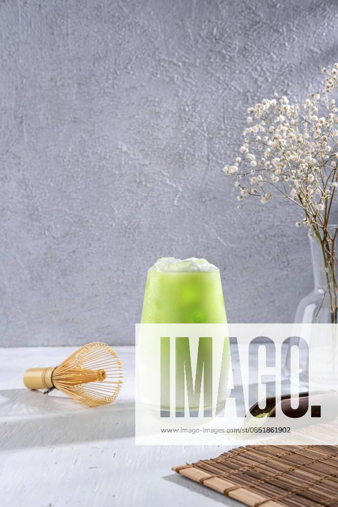 Matcha Tee. Grüner Eistee Matcha Latte im Glas. Grüner Tee Dalgona, geschlagener grüner Tee mit Milch. Gesundes veganes Getränk, Nahaufnahme Matcha tea. Iced green tea matcha latte in glass. Green tea dalgona, whipped grean tea with milk. Healthy vegan drink, close up
