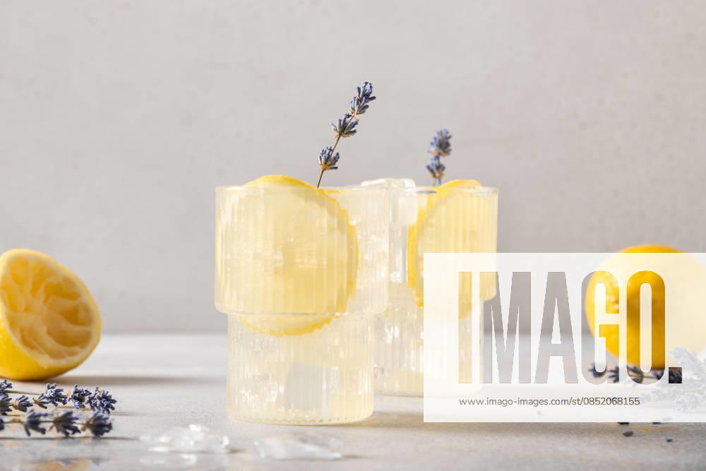 Kalt aufgegossenes Detox-Wasser oder Limonade mit Zitrone und Lavendel. Cold infused detox water or lemonade with lemon and lavender. Summer soft drinks for freshness party. (License=RF)