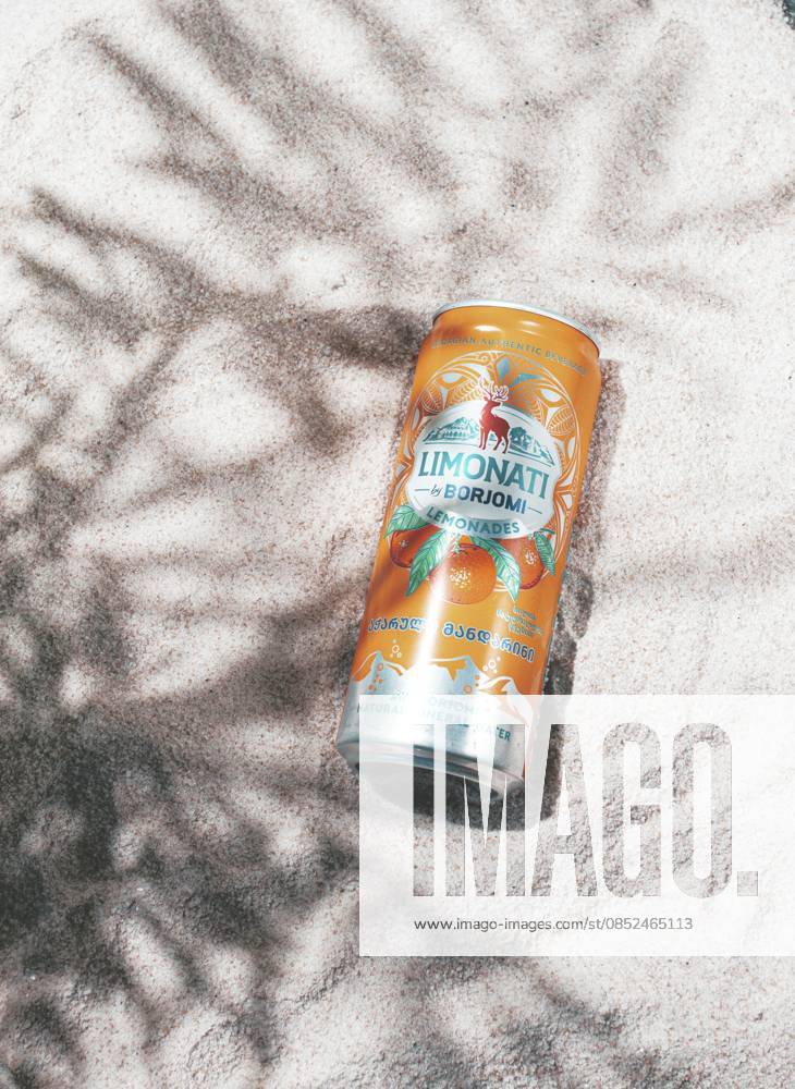 Adjara Mandarinenlimonade, Borjomi, Aluminiumdose, auf dem Sand, Sonnenlicht, Nahaufnahme Adjara mandarin lemonade, Borjomi, aluminum can, on the sand, sunlight, close-up