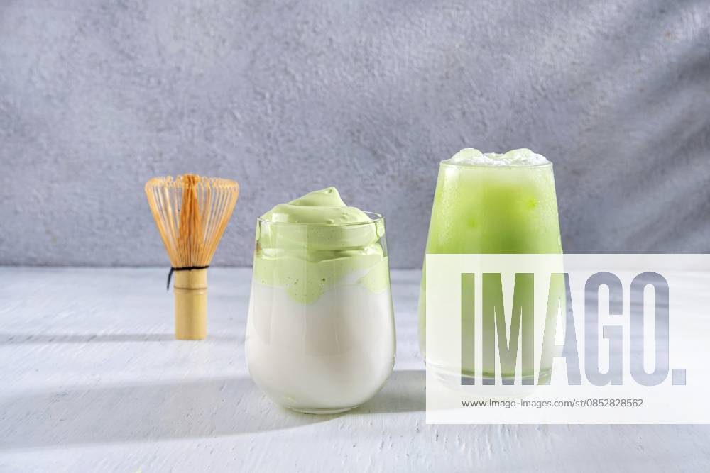 Matcha Tee. Grüner Eistee Matcha Latte im Glas. Grüner Tee Dalgona, geschlagener grüner Tee mit Milch. Gesundes veganes Getränk, Nahaufnahme Matcha tea. Iced green tea matcha latte in glass. Green tea dalgona, whipped grean tea with milk. Healthy vegan drink, close up
