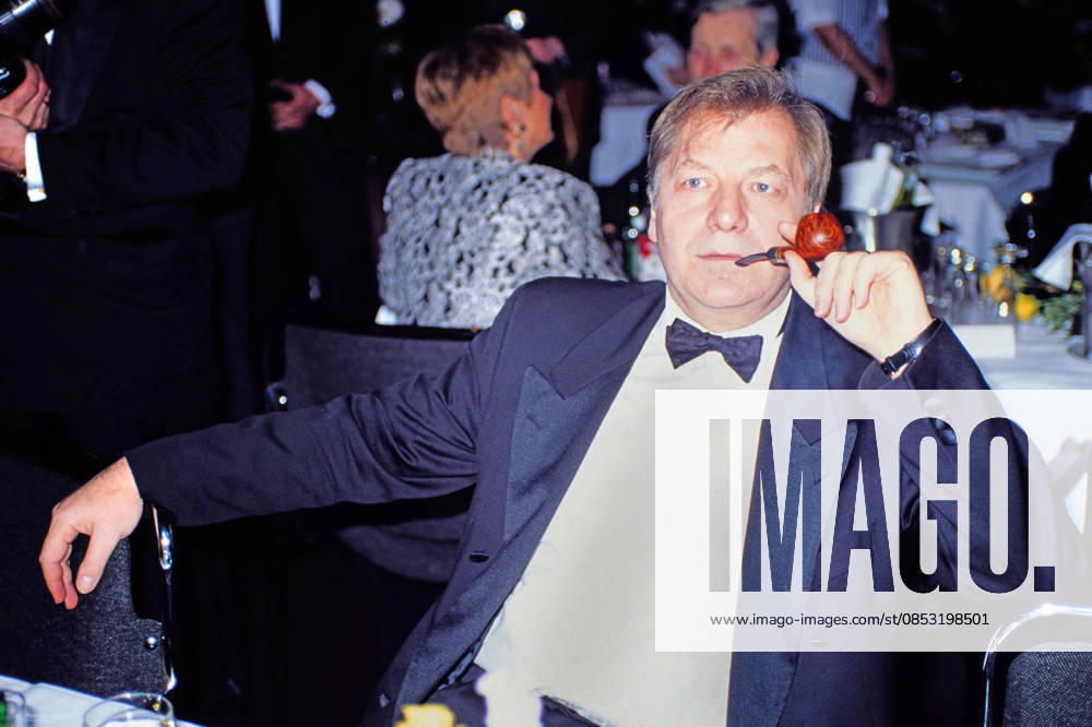 Eberhard Diepgen raucht eine Pfeife, während einer festlichen Veranstaltung, circa 1989.