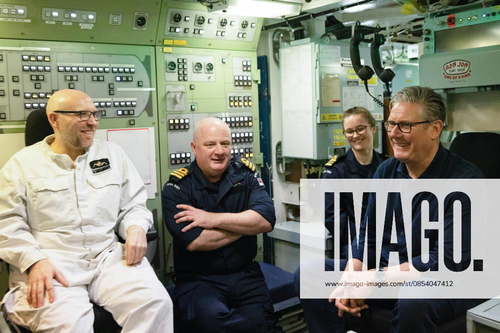 Prime Minister Keir Starmer visits submarine 18 04 2026. Scotland, United Kingdom. Prime Minister Keir Starmer and Defence Secretary John Healey meet submariners as they visit a Vanguard class submarine off the coast of Scotland following the completion of the UK s latest nuclear deterrent patrol., Credit:Simon Dawson Avalon United Kingdom, Argyll & Bute, Scotland