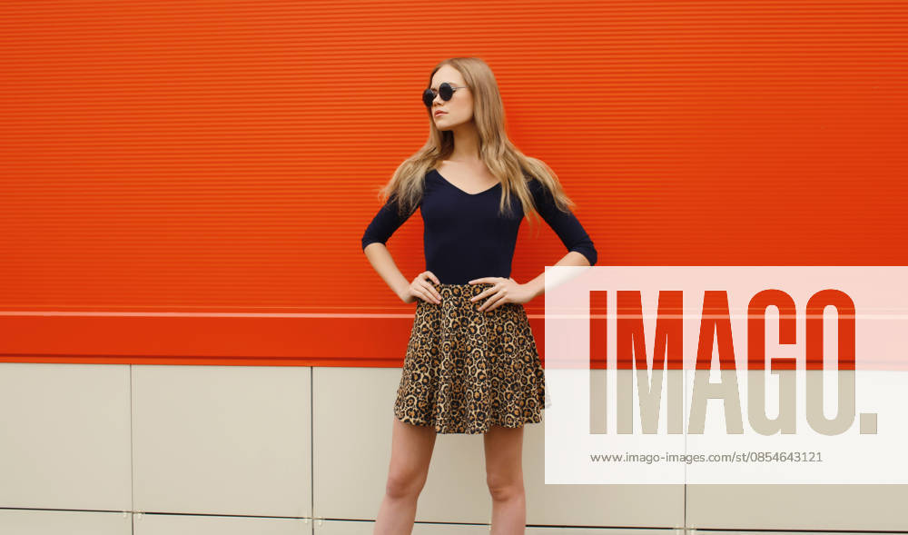 Schöne junge Frau Modell mit langen blonden Haaren stehen vor einem roten Hintergrund Schöne junge Frau Modell mit langen blonden Haaren stehen vor einem roten Hintergrund (License=RF) ,model released, Symbolfoto