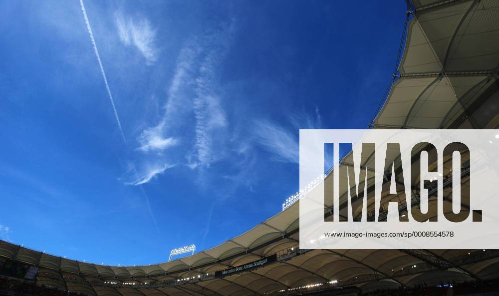 Fußball, Stadiongeschichte VfB Stuttgart FUSSBALL 1. BUNDESLIGA, VFB STUTTGART, STUTTGART, 10.09.2011 - Wolkenhimmel über der Mercedes-Benz Arena vor dem Spiel. Fußball 1. Bundesliga VfB Stuttgart o0 Himmel Wolken