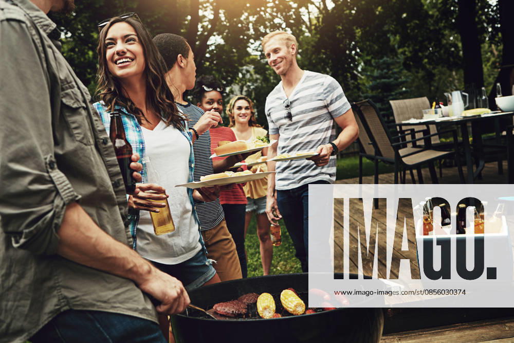 Its the weekend and you know what that means. a group of friends having a barbecue in the yard (License=RF) ,model released, Symbolfoto