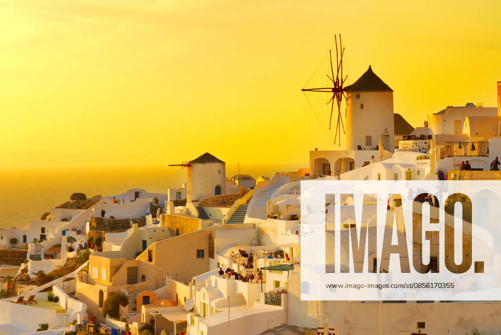 Windmühle von Oia bei Sonnenuntergang, Santorini famouse orange sunset of Oia with windmill, Santorini (License=RF)