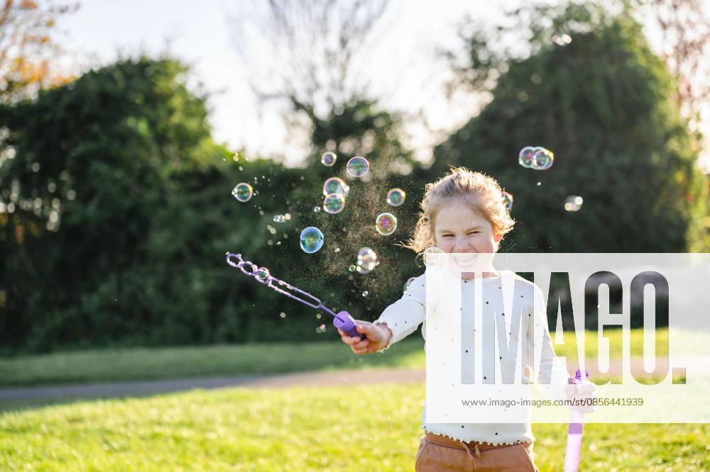 Girl playing with bubbles in sunlight outdoors Corby, England, United Kingdom CR_ATMT260510-2013450-01 ,model released, Symbolfoto