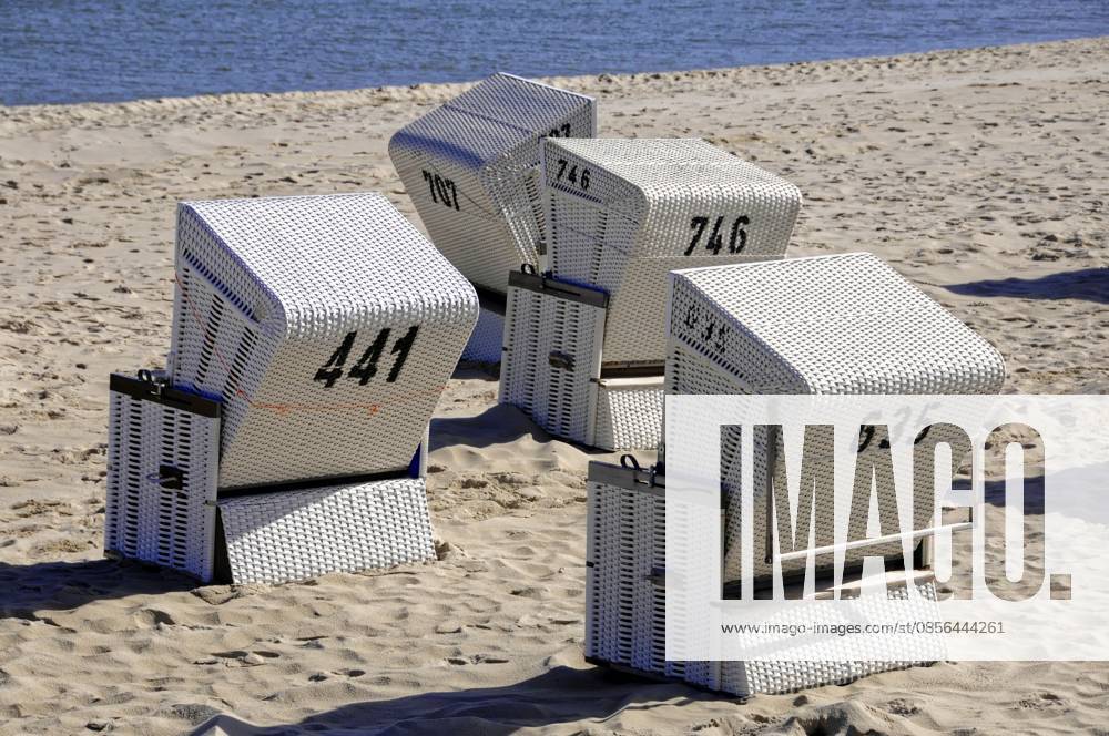 Weiße Strandkörbe mit schwarzen Nummern auf einem sandigen Strandabschnitt, Sylt, nordfriesische Insel, Schleswig Holstein, Deutschland White beach chairs with black numbers on a sandy beach, Sylt, North Frisian island, Schleswig-Holstein, Germany
