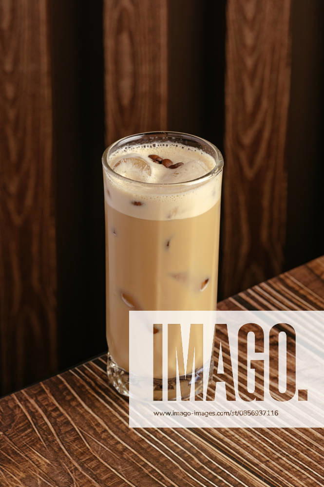 IMAGO Creative, Food, Trend, Iced Coffee Tall glass of iced coffee with creamy foam on top R_KUAL260517-2031170-01