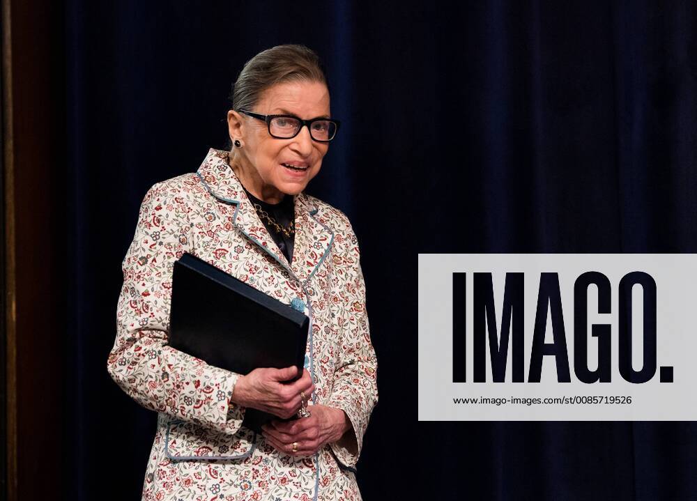 IMAGO ICONS: Ruth Bader Ginsburg Berühmte Feministinnen, Ruth Bader Ginsburg Supreme Court Associate Justice Ruth Bader Ginsburg arrives discusses the Supreme Court?s recent term in a lecture to first year students at the Georgetown University Law Center, on September 26, 2018 in Washington, D.C. WAP20180926323 KEVINxDIETSCH