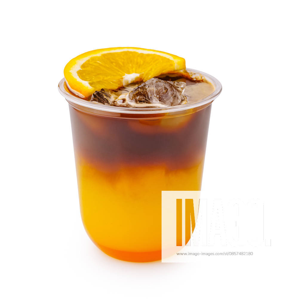 IMAGO Creative, Food, Trend, Iced Coffee Ein kaltes Getränk mit bunten Farbschichten und einer Orangenscheibe obenauf in einem durchsichtigen Becher Ein kaltes Getränk mit bunten Farbschichten und einer Orangenscheibe obenauf in einem durchsichtigen Becher (License=RF)